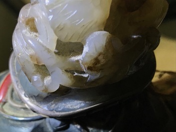 Une aigui&egrave;re argent&eacute;e et son couvercle incrust&eacute;e de corail, jade et turquoise, Tibet ou Mongolie, 19/20&egrave;me