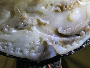 Une aigui&egrave;re argent&eacute;e et son couvercle incrust&eacute;e de corail, jade et turquoise, Tibet ou Mongolie, 19/20&egrave;me