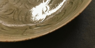 Une coupe de type Yaozhou c&eacute;ladon &agrave; d&eacute;cor incis&eacute;, prob. Song