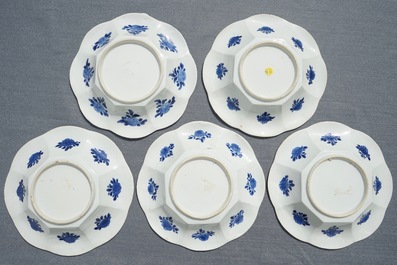Cinq assiettes polylob&eacute;es en porcelaine de Chine bleu et blanc, Kangxi