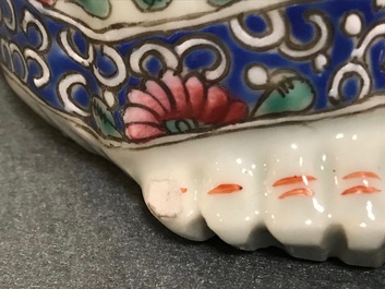 Een grote Chinese famille rose figuur van Boeddha, 19/20e eeuw