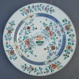 Une paire de plats en porcelaine de Chine doucai, Kangxi