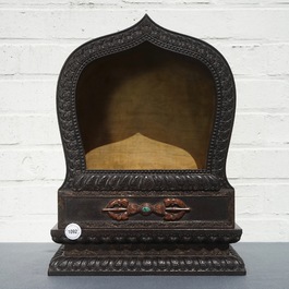 Een Chinees houten schrijn met inscriptie en inlegwerk, 19/20e eeuw