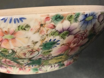 Een Chinese famille rose millefleurs dekseldoos, Qianlong merk, 19/20e eeuw