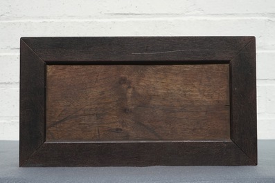 Een Chinees houten schrijn met inscriptie en inlegwerk, 19/20e eeuw