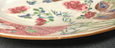 Een paar Chinese famille rose schotels met kwartels en bloemen, Yongzheng/Qianlong