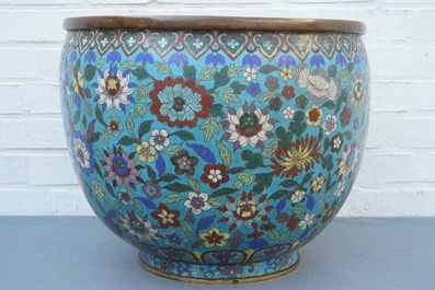 Une grande jardini&egrave;re &agrave; d&eacute;cor de lotus et pivoines en cloisonn&eacute;, Chine, 19&egrave;me