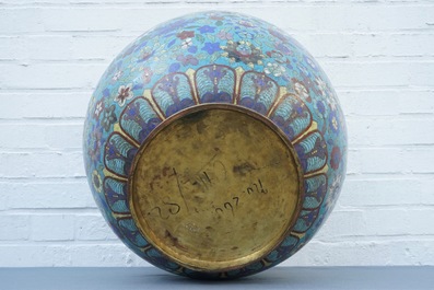 Une grande jardini&egrave;re &agrave; d&eacute;cor de lotus et pivoines en cloisonn&eacute;, Chine, 19&egrave;me