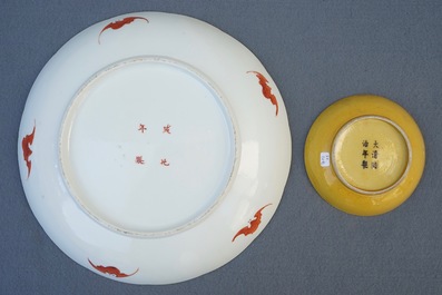 Une coupe en porcelaine de Chine jaune monochrome, marque et &eacute;poque de Tongzhi, et une assiette aux papillons, 19&egrave;me