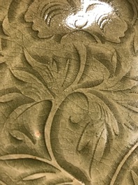 Une coupe de type Yaozhou c&eacute;ladon &agrave; d&eacute;cor incis&eacute;, prob. Song