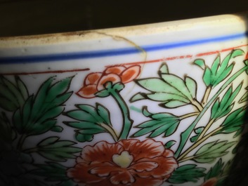 Een grote ronde Chinese wucai dekseldoos met floraal decor, Kangxi