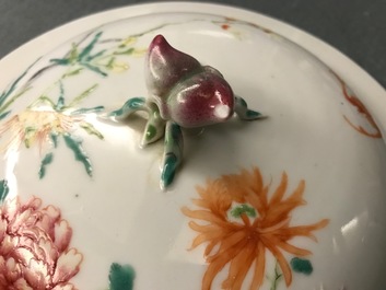 Een Chinese famille rose dekselkom en een vaasje met Boeddhistische leeuwen, 19/20e eeuw