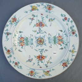 Een Chinese doucai schotel met floraal decor, Kangxi