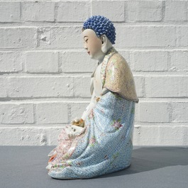 Een grote Chinese famille rose figuur van Boeddha Shakyamuni, 19/20e eeuw