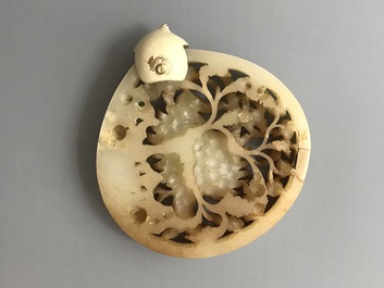 Une plaque ajour&eacute;e en jade sculpt&eacute; &agrave; d&eacute;cor d'un ph&eacute;nix, Ming ou avant