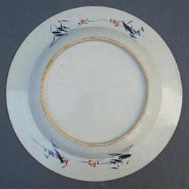 Une paire de plats en porcelaine de Chine doucai, Kangxi