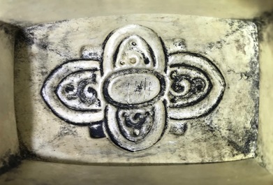 Une aigui&egrave;re argent&eacute;e et son couvercle incrust&eacute;e de corail, jade et turquoise, Tibet ou Mongolie, 19/20&egrave;me