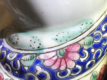 Een grote Chinese famille rose figuur van Boeddha, 19/20e eeuw