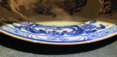 Zes Chinese blauwwitte 'Pompadour' borden, Qianlong