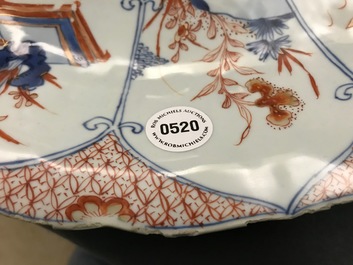 A large and fine Chinese Imari-style dish with ladies in a garden, Kangxi/Yongzheng