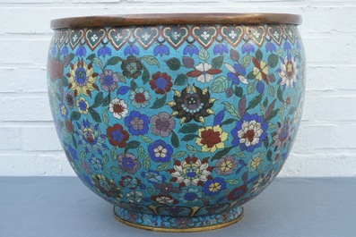 Une grande jardini&egrave;re &agrave; d&eacute;cor de lotus et pivoines en cloisonn&eacute;, Chine, 19&egrave;me