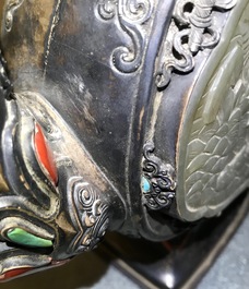 Une aigui&egrave;re argent&eacute;e et son couvercle incrust&eacute;e de corail, jade et turquoise, Tibet ou Mongolie, 19/20&egrave;me
