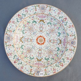 Een Chinese famille rose schotel, Jiaqing merk, 19/20e eeuw