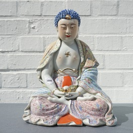 Een grote Chinese famille rose figuur van Boeddha Shakyamuni, 19/20e eeuw