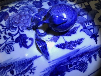 A Chinese blue and white tureen and cover on stand, Qianlong