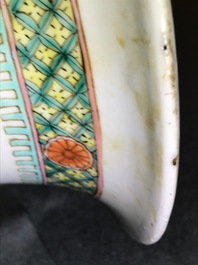 Deux grands vases en porcelaine de Chine famille rose, 19&egrave;me