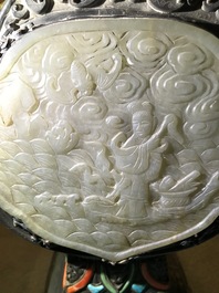 Une aigui&egrave;re argent&eacute;e et son couvercle incrust&eacute;e de corail, jade et turquoise, Tibet ou Mongolie, 19/20&egrave;me