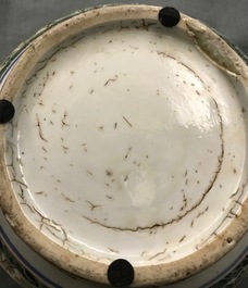 Een grote ronde Chinese wucai dekseldoos met floraal decor, Kangxi