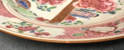 Een paar Chinese famille rose schotels met kwartels en bloemen, Yongzheng/Qianlong