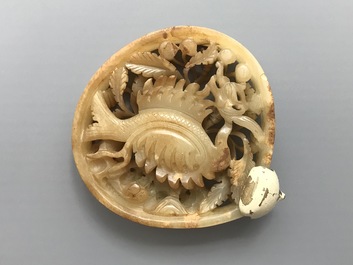 Une plaque ajour&eacute;e en jade sculpt&eacute; &agrave; d&eacute;cor d'un ph&eacute;nix, Ming ou avant