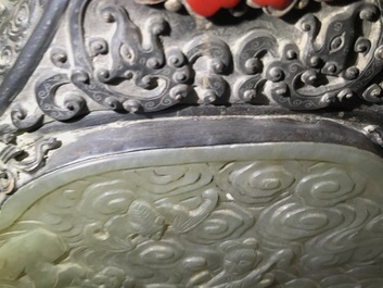 Une aigui&egrave;re argent&eacute;e et son couvercle incrust&eacute;e de corail, jade et turquoise, Tibet ou Mongolie, 19/20&egrave;me