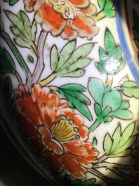 Een grote ronde Chinese wucai dekseldoos met floraal decor, Kangxi
