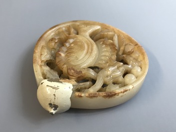 Une plaque ajour&eacute;e en jade sculpt&eacute; &agrave; d&eacute;cor d'un ph&eacute;nix, Ming ou avant