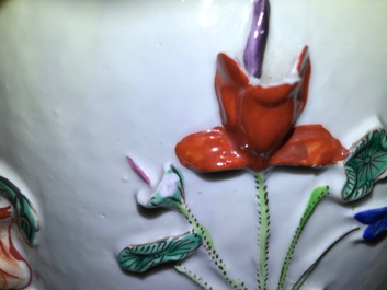 Een paar Chinese famille rose vazen met reli&euml;fdecor van kostbaarheden, Republiek, 1e helft 20e eeuw