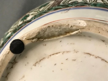 Een grote ronde Chinese wucai dekseldoos met floraal decor, Kangxi