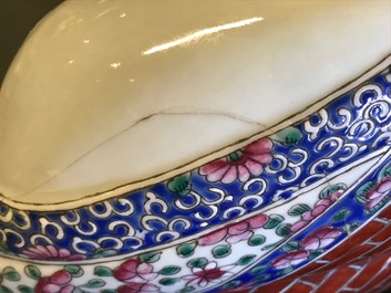 Een grote Chinese famille rose figuur van Boeddha, 19/20e eeuw