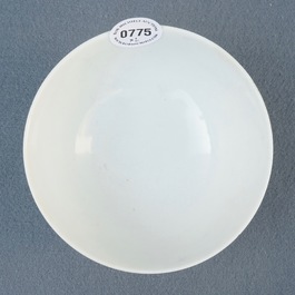 Un bol et une coupe en porcelaine de Chine famille rose, 19/20&egrave;me