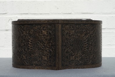 Een Chinees houten schrijn met inscriptie en inlegwerk, 19/20e eeuw