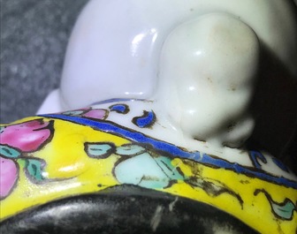 Une figure de Bouddha et une de Shou Lao en porcelaine de Chine famille rose, 19/20&egrave;me