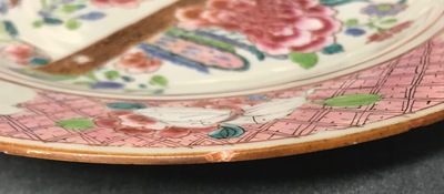 Een paar Chinese famille rose schotels met kwartels en bloemen, Yongzheng/Qianlong