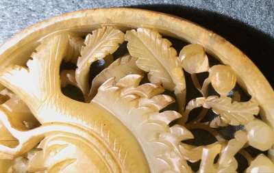 Une plaque ajour&eacute;e en jade sculpt&eacute; &agrave; d&eacute;cor d'un ph&eacute;nix, Ming ou avant