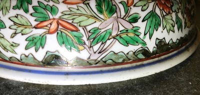 Een grote ronde Chinese wucai dekseldoos met floraal decor, Kangxi