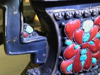 Une aigui&egrave;re argent&eacute;e et son couvercle incrust&eacute;e de corail, jade et turquoise, Tibet ou Mongolie, 19/20&egrave;me