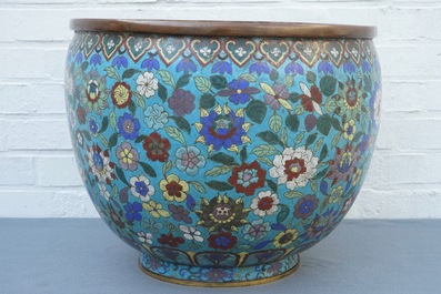 Une grande jardini&egrave;re &agrave; d&eacute;cor de lotus et pivoines en cloisonn&eacute;, Chine, 19&egrave;me