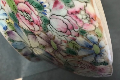 Een Chinese famille rose millefleurs dekseldoos, Qianlong merk, 19/20e eeuw