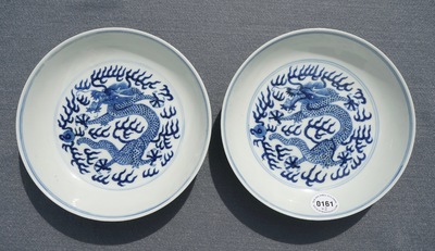 Een paar Chinese blauwwitte drakenborden, Guangxu merk en periode
